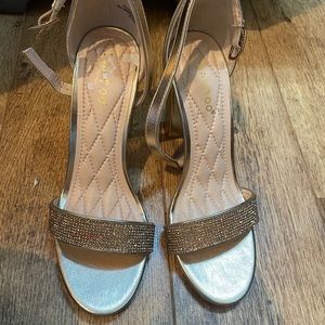 Size 7 gold heels 👠